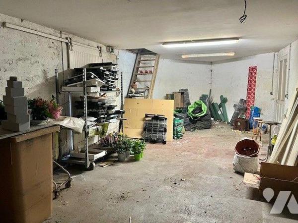 Immeuble complet (local commercial et 3 appartements), plein centre comprenant :
Au-rez-de-cha...