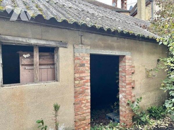 Immeuble complet (local commercial et 3 appartements), plein centre comprenant :
Au-rez-de-cha...