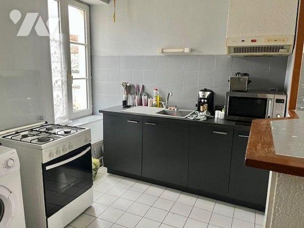 Immeuble complet (local commercial et 3 appartements), plein centre comprenant :
Au-rez-de-cha...