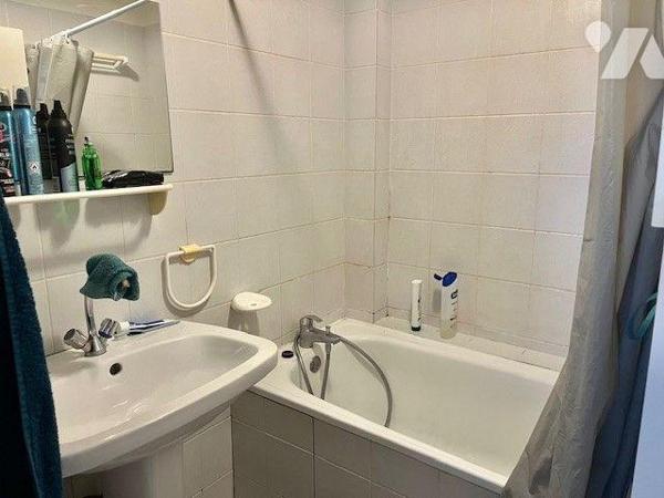 Immeuble complet (local commercial et 3 appartements), plein centre comprenant :
Au-rez-de-cha...