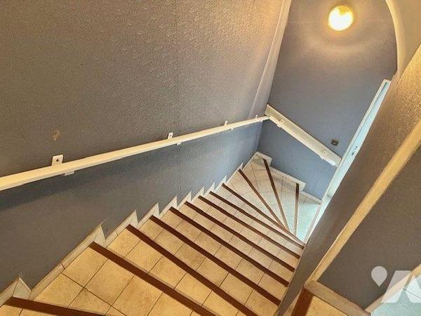 Immeuble complet (local commercial et 3 appartements), plein centre comprenant :
Au-rez-de-cha...