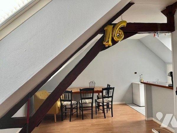 Immeuble complet (local commercial et 3 appartements), plein centre comprenant :
Au-rez-de-cha...