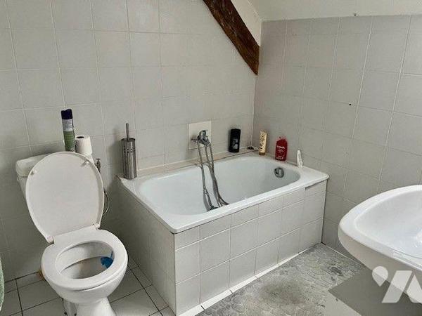 Immeuble complet (local commercial et 3 appartements), plein centre comprenant :
Au-rez-de-cha...