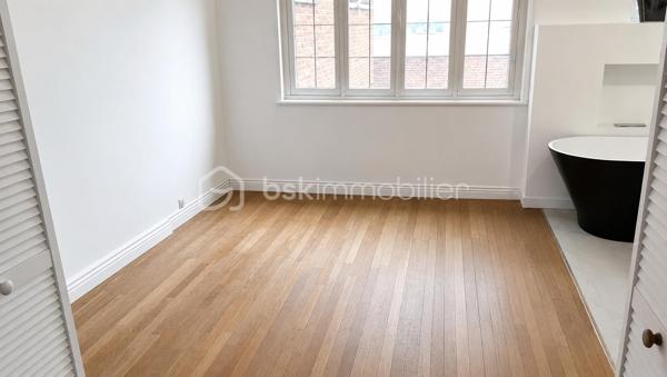 Coup de cœur assuré pour ce superbe appartement entièrement refait à neuf, idéalement situé à seulement 2 minutes à pied de la gare !
Dès l’entrée, vous serez séduit par le charme de son parquet ancien, associé au confort moderne et à une atmosphère chaleureuse et élégante.
L’appartement a bénéficié d’une rénovation complète, avec des prestations pensées pour offrir confort, luminosité et qualité de vie.
✨ Les atouts :
Appartement entièrement rénové
Parquet ancien plein de charme
Toutes les menuiseries sont neuves, en double vitrage avec ouverture oscillo-battante
Laine de roche récemment posée, permettant d’améliorer l’isolation du logement
Intérieur moderne et chaleureux
Emplacement idéal à seulement 2 minutes à pied de la gare
Proximité immédiate des commerces, services et transports
Un appartement alliant parfaitement le charme de l’ancien et le confort du moderne, idéal pour une résidence principale, un premier achat ou un investissement locatif.
📍 Emplacement privilégié : la gare accessible à pied en seulement 2 minutes vous permettra de profiter d'une excellente desserte pour vos déplacements quotidiens.
👉 À découvrir rapidement ! Une visite pourrait bien vous faire tomber sous le charme.