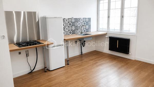 Coup de cœur assuré pour ce superbe appartement entièrement refait à neuf, idéalement situé à seulement 2 minutes à pied de la gare !
Dès l’entrée, vous serez séduit par le charme de son parquet ancien, associé au confort moderne et à une atmosphère chaleureuse et élégante.
L’appartement a bénéficié d’une rénovation complète, avec des prestations pensées pour offrir confort, luminosité et qualité de vie.
✨ Les atouts :
Appartement entièrement rénové
Parquet ancien plein de charme
Toutes les menuiseries sont neuves, en double vitrage avec ouverture oscillo-battante
Laine de roche récemment posée, permettant d’améliorer l’isolation du logement
Intérieur moderne et chaleureux
Emplacement idéal à seulement 2 minutes à pied de la gare
Proximité immédiate des commerces, services et transports
Un appartement alliant parfaitement le charme de l’ancien et le confort du moderne, idéal pour une résidence principale, un premier achat ou un investissement locatif.
📍 Emplacement privilégié : la gare accessible à pied en seulement 2 minutes vous permettra de profiter d'une excellente desserte pour vos déplacements quotidiens.
👉 À découvrir rapidement ! Une visite pourrait bien vous faire tomber sous le charme.