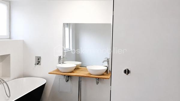 Coup de cœur assuré pour ce superbe appartement entièrement refait à neuf, idéalement situé à seulement 2 minutes à pied de la gare !
Dès l’entrée, vous serez séduit par le charme de son parquet ancien, associé au confort moderne et à une atmosphère chaleureuse et élégante.
L’appartement a bénéficié d’une rénovation complète, avec des prestations pensées pour offrir confort, luminosité et qualité de vie.
✨ Les atouts :
Appartement entièrement rénové
Parquet ancien plein de charme
Toutes les menuiseries sont neuves, en double vitrage avec ouverture oscillo-battante
Laine de roche récemment posée, permettant d’améliorer l’isolation du logement
Intérieur moderne et chaleureux
Emplacement idéal à seulement 2 minutes à pied de la gare
Proximité immédiate des commerces, services et transports
Un appartement alliant parfaitement le charme de l’ancien et le confort du moderne, idéal pour une résidence principale, un premier achat ou un investissement locatif.
📍 Emplacement privilégié : la gare accessible à pied en seulement 2 minutes vous permettra de profiter d'une excellente desserte pour vos déplacements quotidiens.
👉 À découvrir rapidement ! Une visite pourrait bien vous faire tomber sous le charme.