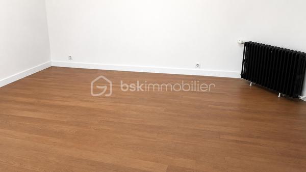 Coup de cœur assuré pour ce superbe appartement entièrement refait à neuf, idéalement situé à seulement 2 minutes à pied de la gare !
Dès l’entrée, vous serez séduit par le charme de son parquet ancien, associé au confort moderne et à une atmosphère chaleureuse et élégante.
L’appartement a bénéficié d’une rénovation complète, avec des prestations pensées pour offrir confort, luminosité et qualité de vie.
✨ Les atouts :
Appartement entièrement rénové
Parquet ancien plein de charme
Toutes les menuiseries sont neuves, en double vitrage avec ouverture oscillo-battante
Laine de roche récemment posée, permettant d’améliorer l’isolation du logement
Intérieur moderne et chaleureux
Emplacement idéal à seulement 2 minutes à pied de la gare
Proximité immédiate des commerces, services et transports
Un appartement alliant parfaitement le charme de l’ancien et le confort du moderne, idéal pour une résidence principale, un premier achat ou un investissement locatif.
📍 Emplacement privilégié : la gare accessible à pied en seulement 2 minutes vous permettra de profiter d'une excellente desserte pour vos déplacements quotidiens.
👉 À découvrir rapidement ! Une visite pourrait bien vous faire tomber sous le charme.