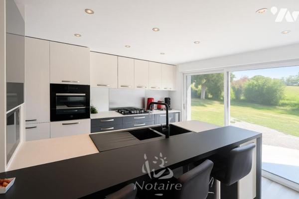 Belle contemporaine avec piscine couverte, terrain de 1,2 ha avec étang – proche plages de Keremma