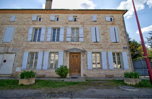 Maison de ville de caractère en pierres de 326m2, 7 chambres, double garage, extérieur avec piscine et terrain de 849m2.