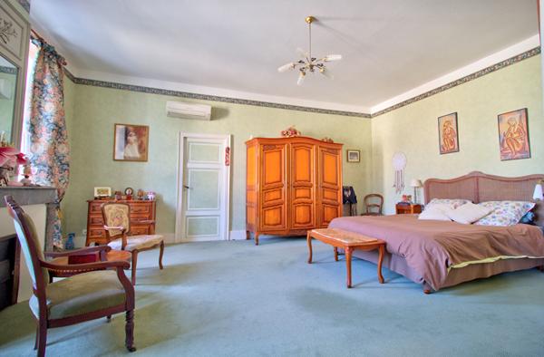 Maison de ville de caractère en pierres de 326m2, 7 chambres, double garage, extérieur avec piscine et terrain de 849m2.