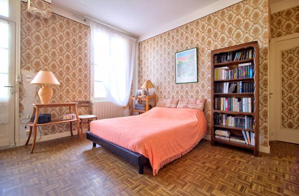 Maison de ville de caractère en pierres de 326m2, 7 chambres, double garage, extérieur avec piscine et terrain de 849m2.