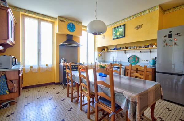 Maison de ville de caractère en pierres de 326m2, 7 chambres, double garage, extérieur avec piscine et terrain de 849m2.