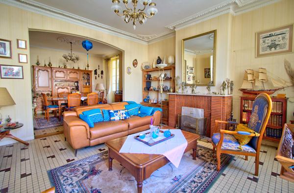 Maison de ville de caractère en pierres de 326m2, 7 chambres, double garage, extérieur avec piscine et terrain de 849m2.