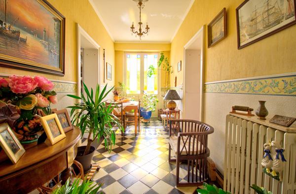 Maison de ville de caractère en pierres de 326m2, 7 chambres, double garage, extérieur avec piscine et terrain de 849m2.