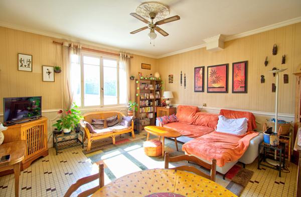 Maison de ville de caractère en pierres de 326m2, 7 chambres, double garage, extérieur avec piscine et terrain de 849m2.