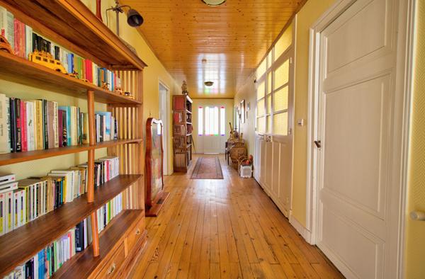 Maison de ville de caractère en pierres de 326m2, 7 chambres, double garage, extérieur avec piscine et terrain de 849m2.