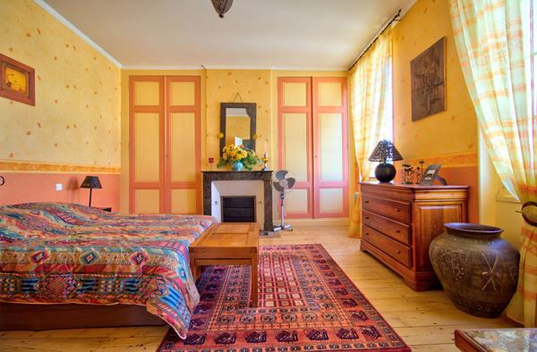 Maison de ville de caractère en pierres de 326m2, 7 chambres, double garage, extérieur avec piscine et terrain de 849m2.