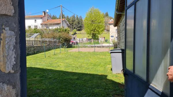 *** SOUS COMPROMIS ***  SAINT VICTOR MALESCOURS 43140  maison mitoyenne comprenant deux logements et deux garages environ 140m²