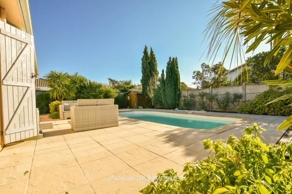 Villa de plain-pied avec piscine