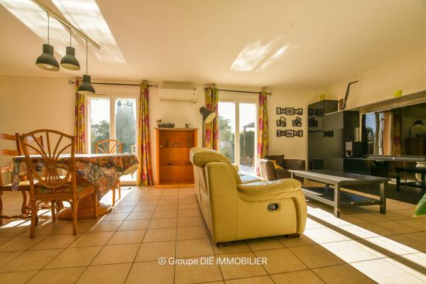 Villa de plain-pied avec piscine