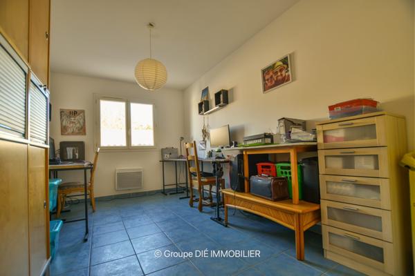 Villa de plain-pied avec piscine