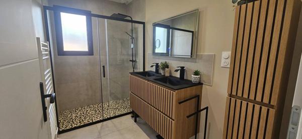 Maison de plain-pied de 90 m² habitables, 3 chambres, 1623 m² de terrain