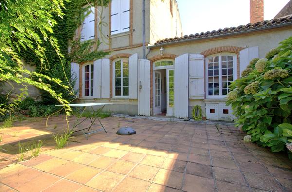 AGEN CENTRE - Maison de caractère de 250 m² avec extérieur, cave dans un quartier calme et recherché