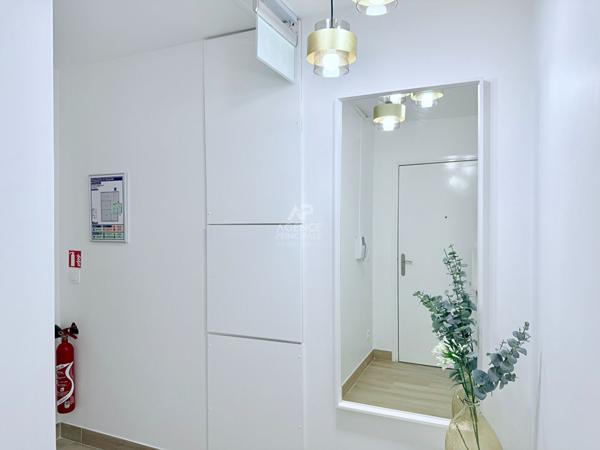 CHAVILLE - Marché - INVESTISSEMENT LOCATIF - Local de 56,62 m² avec 3 bureaux 392 000 € ** - Référence 610-CA