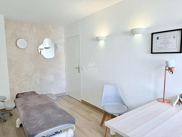 CHAVILLE - Marché - INVESTISSEMENT LOCATIF - Local de 56,62 m² avec 3 bureaux 392 000 € ** - Référence 610-CA