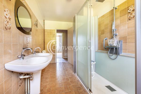 Maison
                                                                                                                                                                                                                                                                                                                        8 pièce(s)                                                                                                                                                                                                          5 chambre(s)                                                                                                                                                                                                          257  m²