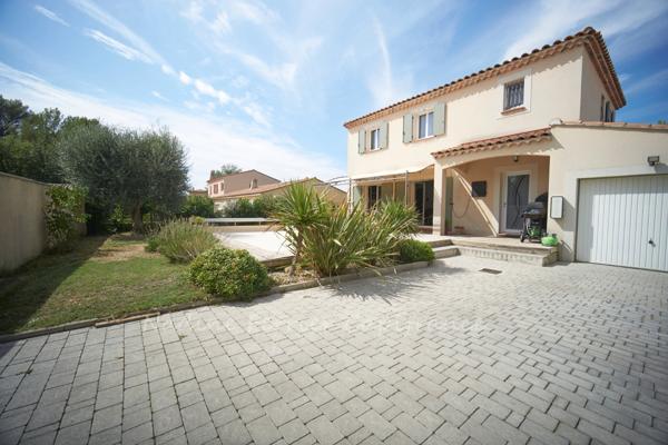 Maison récente aux normes RT2012 avec piscine et garage DPE B