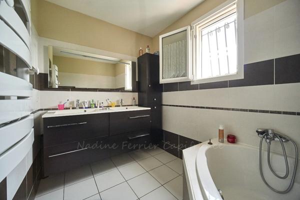 Maison récente aux normes RT2012 avec piscine et garage DPE B