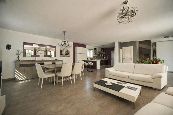 Maison récente aux normes RT2012 avec piscine et garage DPE B