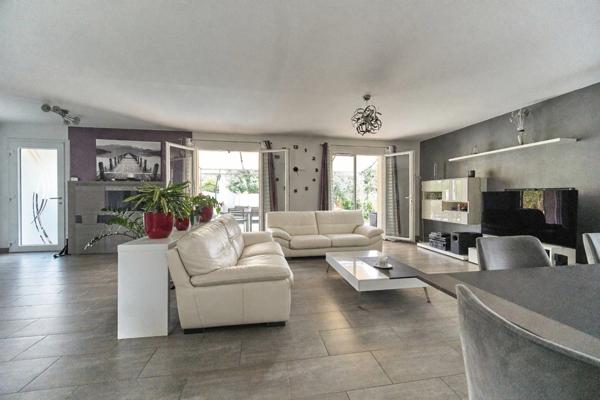 Maison récente aux normes RT2012 avec piscine et garage DPE B