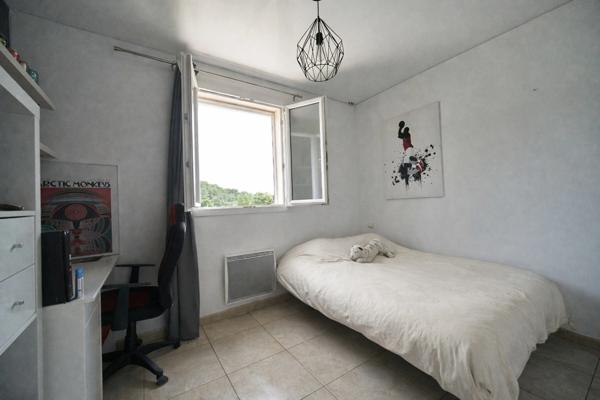 Maison récente aux normes RT2012 avec piscine et garage DPE B