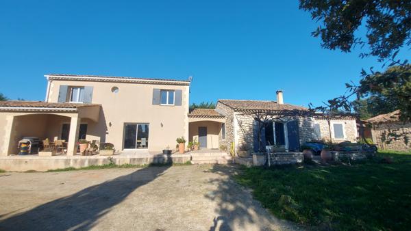 Eyragues (13630) EYRAGUES (13630) - MAISON + DEPENDANCE AVEC GARAGE ET PISCINE SUR BEAU TERRAIN