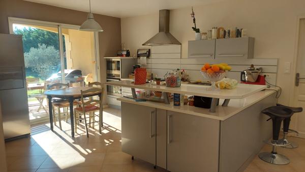 Eyragues (13630) EYRAGUES (13630) - MAISON + DEPENDANCE AVEC GARAGE ET PISCINE SUR BEAU TERRAIN