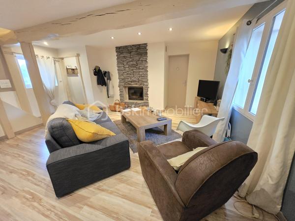 Magnifique Maison de village mitoyenne à Pougues Les Eaux.

Située dans un coin calme et prisé, à deux pas des commerces, commodités et écoles de la jolie commune de Pougues les Eaux, nous vous présentons cette magnifique maison de village entièrement rénovée, d'une superficie habitable de 94m², comprenant 3 pièces, dont un salon séjour, une cuisine indépendante aménagée et équipée et un wc au rez-de-chaussée, mais aussi 2 chambres, salle de bain et wc indépendant à l'étage.

Cette maison dispose d'une entrée sur une grande pièce de vie aménagée en salon et séjour de 27m² qui présente une belle cheminée pour de belles soirées au coin du feu. Elle propose une grande cuisine indépendante, aménagée et équipée  de 16m² dont la porte fenêtre donne sur une terrasse.
Le rez-de-chaussée se complète d'un wc indépendant .
Du salon, un escalier mène à l'étage, le palier propose une première chambre de 16m² avec placard penderie. L'étage dispose d'un wc indépendant, une grande salle de bain, ainsi qu'une autre chambres de 14 m².

Tous les sols de cette maison sont en parquet, elle propose une isolation de type double vitrage bois pour les huisseries et Alu pour la porte fenêtre avec volet roulant motorisé , et volet bois pour les autres fenêtres.

Elle dispose d'un chauffage type cheminée (insert bois) ou électrique, d'un ballon production d'eau chaude, des combles isolés de manière optimale et une toiture en tuiles mécaniques  terre cuite récentes en bon état.


Ce pavillon propose un assainissement type microstation récente.
Côté internet, il dispose de la fibre.

Les plus: La qualité générale du bien et son aménagement intérieur contemporain, sa belle rénovation, sa proximité avec toutes les écoles, commerces et commodités de la commune de Pougues les Eaux , sa pièce de vie de 27m² avec sa cheminée, sa cuisine aménagée et équipée, ses 2 chambres,

Photos supplémentaires disponibles sur BSK IMMOBILIER > Nos conseillers > Olivier FRESLON
Pour tout renseignement complémentaire ou pour une visite, contactez moi au 07.62.78.13.13.

Amoureux des maisons anciennes rénovées avec goût, cette maison est une opportunité rare à saisir, un vrai coup de cœur!