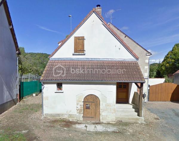Magnifique Maison de village mitoyenne à Pougues Les Eaux.

Située dans un coin calme et prisé, à deux pas des commerces, commodités et écoles de la jolie commune de Pougues les Eaux, nous vous présentons cette magnifique maison de village entièrement rénovée, d'une superficie habitable de 94m², comprenant 3 pièces, dont un salon séjour, une cuisine indépendante aménagée et équipée et un wc au rez-de-chaussée, mais aussi 2 chambres, salle de bain et wc indépendant à l'étage.

Cette maison dispose d'une entrée sur une grande pièce de vie aménagée en salon et séjour de 27m² qui présente une belle cheminée pour de belles soirées au coin du feu. Elle propose une grande cuisine indépendante, aménagée et équipée  de 16m² dont la porte fenêtre donne sur une terrasse.
Le rez-de-chaussée se complète d'un wc indépendant .
Du salon, un escalier mène à l'étage, le palier propose une première chambre de 16m² avec placard penderie. L'étage dispose d'un wc indépendant, une grande salle de bain, ainsi qu'une autre chambres de 14 m².

Tous les sols de cette maison sont en parquet, elle propose une isolation de type double vitrage bois pour les huisseries et Alu pour la porte fenêtre avec volet roulant motorisé , et volet bois pour les autres fenêtres.

Elle dispose d'un chauffage type cheminée (insert bois) ou électrique, d'un ballon production d'eau chaude, des combles isolés de manière optimale et une toiture en tuiles mécaniques  terre cuite récentes en bon état.


Ce pavillon propose un assainissement type microstation récente.
Côté internet, il dispose de la fibre.

Les plus: La qualité générale du bien et son aménagement intérieur contemporain, sa belle rénovation, sa proximité avec toutes les écoles, commerces et commodités de la commune de Pougues les Eaux , sa pièce de vie de 27m² avec sa cheminée, sa cuisine aménagée et équipée, ses 2 chambres,

Photos supplémentaires disponibles sur BSK IMMOBILIER > Nos conseillers > Olivier FRESLON
Pour tout renseignement complémentaire ou pour une visite, contactez moi au 07.62.78.13.13.

Amoureux des maisons anciennes rénovées avec goût, cette maison est une opportunité rare à saisir, un vrai coup de cœur!