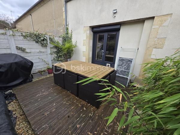 Magnifique Maison de village mitoyenne à Pougues Les Eaux.

Située dans un coin calme et prisé, à deux pas des commerces, commodités et écoles de la jolie commune de Pougues les Eaux, nous vous présentons cette magnifique maison de village entièrement rénovée, d'une superficie habitable de 94m², comprenant 3 pièces, dont un salon séjour, une cuisine indépendante aménagée et équipée et un wc au rez-de-chaussée, mais aussi 2 chambres, salle de bain et wc indépendant à l'étage.

Cette maison dispose d'une entrée sur une grande pièce de vie aménagée en salon et séjour de 27m² qui présente une belle cheminée pour de belles soirées au coin du feu. Elle propose une grande cuisine indépendante, aménagée et équipée  de 16m² dont la porte fenêtre donne sur une terrasse.
Le rez-de-chaussée se complète d'un wc indépendant .
Du salon, un escalier mène à l'étage, le palier propose une première chambre de 16m² avec placard penderie. L'étage dispose d'un wc indépendant, une grande salle de bain, ainsi qu'une autre chambres de 14 m².

Tous les sols de cette maison sont en parquet, elle propose une isolation de type double vitrage bois pour les huisseries et Alu pour la porte fenêtre avec volet roulant motorisé , et volet bois pour les autres fenêtres.

Elle dispose d'un chauffage type cheminée (insert bois) ou électrique, d'un ballon production d'eau chaude, des combles isolés de manière optimale et une toiture en tuiles mécaniques  terre cuite récentes en bon état.


Ce pavillon propose un assainissement type microstation récente.
Côté internet, il dispose de la fibre.

Les plus: La qualité générale du bien et son aménagement intérieur contemporain, sa belle rénovation, sa proximité avec toutes les écoles, commerces et commodités de la commune de Pougues les Eaux , sa pièce de vie de 27m² avec sa cheminée, sa cuisine aménagée et équipée, ses 2 chambres,

Photos supplémentaires disponibles sur BSK IMMOBILIER > Nos conseillers > Olivier FRESLON
Pour tout renseignement complémentaire ou pour une visite, contactez moi au 07.62.78.13.13.

Amoureux des maisons anciennes rénovées avec goût, cette maison est une opportunité rare à saisir, un vrai coup de cœur!