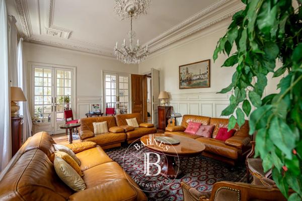 Asnières-sur-Seine, Hôtel particulier 6 Chambres -  390 m² à vendre