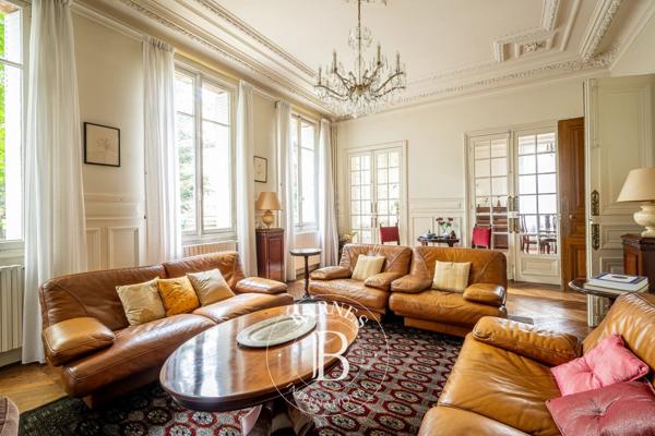 Asnières-sur-Seine, Hôtel particulier 6 Chambres -  390 m² à vendre
