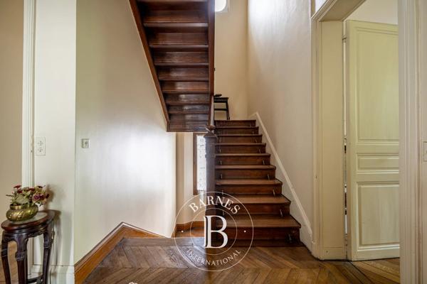 Asnières-sur-Seine, Hôtel particulier 6 Chambres -  390 m² à vendre