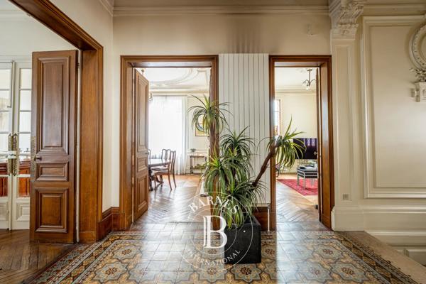 Asnières-sur-Seine, Hôtel particulier 6 Chambres -  390 m² à vendre
