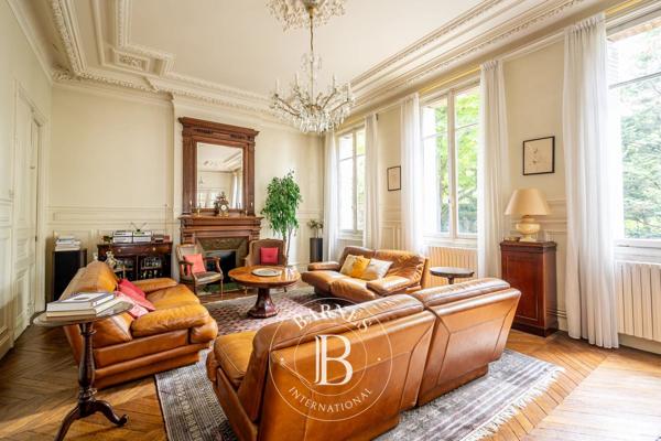 Asnières-sur-Seine, Hôtel particulier 6 Chambres -  390 m² à vendre