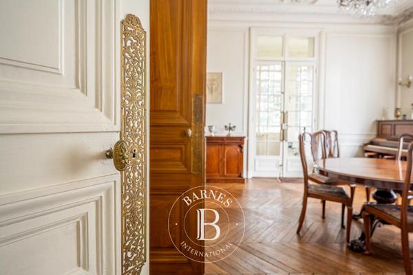 Asnières-sur-Seine, Hôtel particulier 6 Chambres -  390 m² à vendre