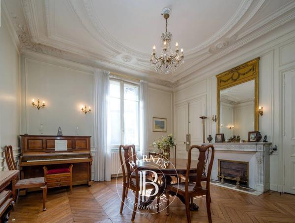 Asnières-sur-Seine, Hôtel particulier 6 Chambres -  390 m² à vendre