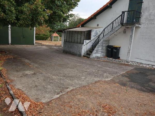 Ensemble immobilier comprenant :
. MAISON ANCIENNE A RENOVER, env. 100m2, comprenant de plain-...