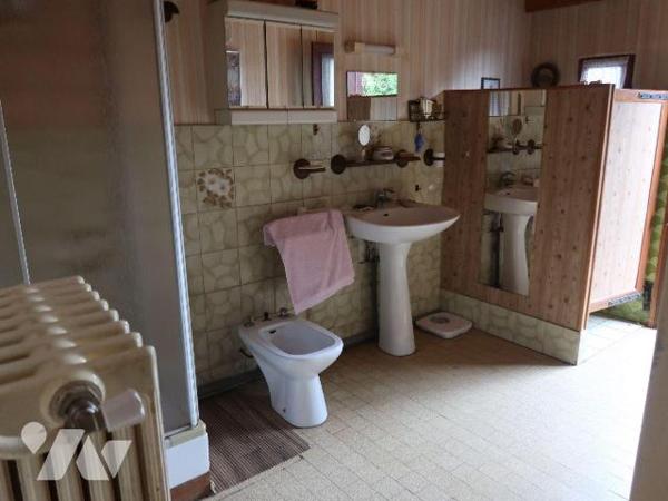 Ensemble immobilier comprenant :
. MAISON ANCIENNE A RENOVER, env. 100m2, comprenant de plain-...