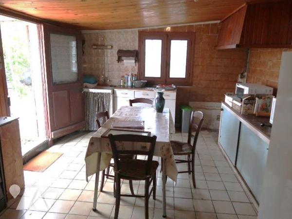 Ensemble immobilier comprenant :
. MAISON ANCIENNE A RENOVER, env. 100m2, comprenant de plain-...